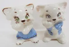 White ceramic cat salt and pepper shakers.