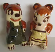 Ceramic bear salt and pepper shakers.