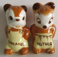 Cinnamon and Nutmeg bear salt and pepper shakers.