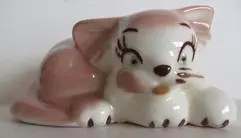 Pink ceramic figurine of a cat.