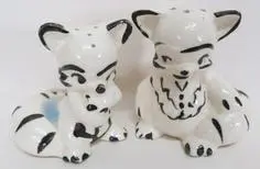 White ceramic cat salt and pepper shakers.