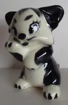 Black and white ceramic figurine of a cat.