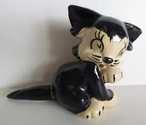 Black and white ceramic figurine of a cat.